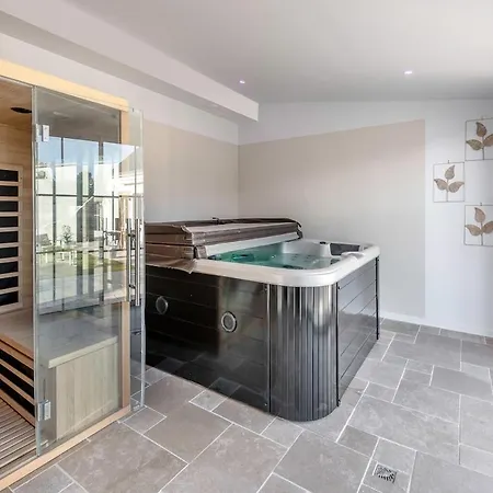 Large Longhouse With Hot Tub & Sauna, 4 Bathrooms, 4 Tvs فيلة Guérande