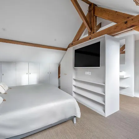 Large Longhouse With Hot Tub & Sauna, 4 Bathrooms, 4 Tvs * Guérande